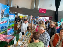 Prospektpräsentation am Messestand Urlaub in den Alpen