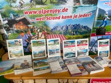 Prospektpräsentation am Messestand Urlaub in den Alpen