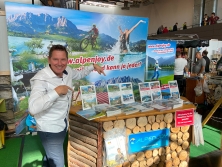 Prospektpräsentation am Messestand Urlaub in den Alpen