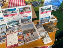 Prospektpräsentation am Messestand Urlaub in den Alpen