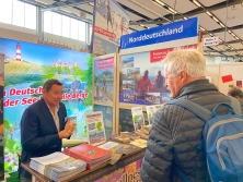 Prospektpräsentation am Messestand Urlaub in Deutschland