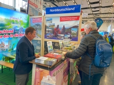 Prospektpräsentation am Messestand Urlaub in Deutschland