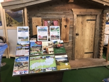 Prospektpräsentation am Messestand "Urlaub in den Alpen"