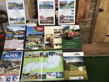 Prospektpräsentation am Messestand "Urlaub in den Alpen"