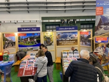 Prospekt-Counter Hotel Burgstall (Tirol) am Messestand "Urlaub in den Alpen"