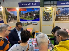 Prospekt-Counter Hotel Burgstall (Tirol) am Messestand "Urlaub in den Alpen"