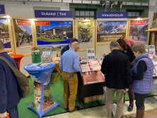 Prospekt-Counter Hotel Burgstall (Tirol) am Messestand "Urlaub in den Alpen"