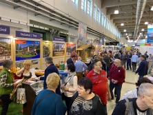 Prospekt-Counter Hotel Burgstall (Tirol) am Messestand "Urlaub in den Alpen"