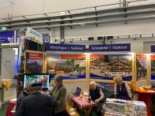 Prospekt-Counter Fohlenhof (Südtirol) am Messestand "Urlaub in den Alpen"