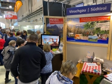 Prospekt-Counter Fohlenhof (Südtirol) am Messestand "Urlaub in den Alpen"