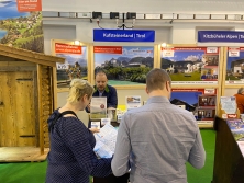 Prospekt-Counter Hotel Kufsteinerland (Tirol) am Messestand "Urlaub in den Alpen"