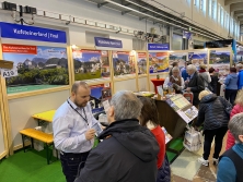 Prospekt-Counter Hotel Kufsteinerland (Tirol) am Messestand "Urlaub in den Alpen"