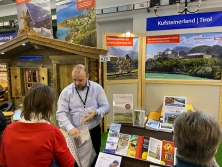 Prospekt-Counter Hotel Kufsteinerland (Tirol) am Messestand "Urlaub in den Alpen"