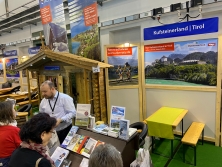 Prospekt-Counter Hotel Kufsteinerland (Tirol) am Messestand "Urlaub in den Alpen"