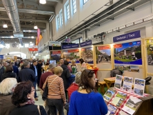 Prospekt-Counter Oberraindlhof (Südtirol) am Messestand "Urlaub in den Alpen"