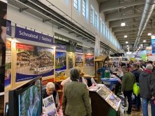 Prospekt-Counter Oberraindlhof (Südtirol) am Messestand "Urlaub in den Alpen"