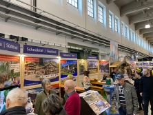 Prospekt-Counter Oberraindlhof (Südtirol) am Messestand "Urlaub in den Alpen"