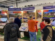 Prospekt-Counter Oberraindlhof (Südtirol) am Messestand "Urlaub in den Alpen"