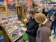 Prospektpräsentation am ALPenjoy-Messestand