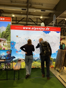 Alpenkarte am Messestand Urlaub in den Alpen
