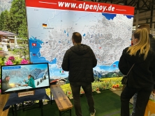 Alpenkarte am Messestand Urlaub in den Alpen