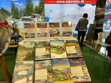 Prospektpräsentation am Messestand Urlaub in den Alpen