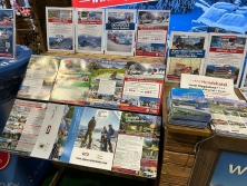 Prospektpräsentation am Messestand Urlaub in den Alpen