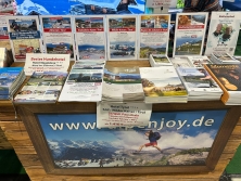 Prospektpräsentation am Messestand Urlaub in den Alpen
