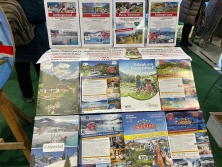 Prospektpräsentation am Messestand Urlaub in den Alpen