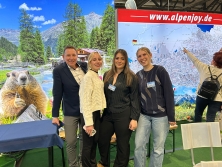 Ingo Diesch und das ALPenjoy-Team am Messestand Urlaub in den Alpen