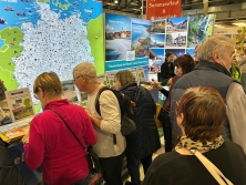 Prospektpräsentation am Messestand Urlaub in Deutschland