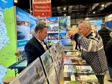 Prospektpräsentation am Messestand Urlaub in Deutschland
