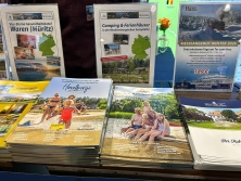 Prospektpräsentation am Messestand Urlaub in Deutschland