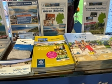 Prospektpräsentation am Messestand Urlaub in Deutschland
