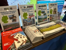 Prospektpräsentation am Messestand Urlaub in Deutschland