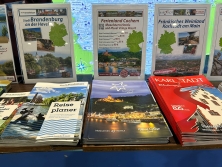 Prospektpräsentation am Messestand Urlaub in Deutschland