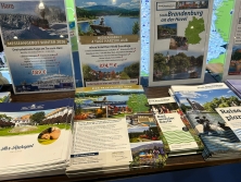 Prospektpräsentation am Messestand Urlaub in Deutschland