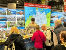 Prospektpräsentation am Messestand Urlaub in Deutschland