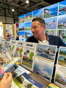Prospektpräsentation am Messestand Urlaub in Deutschland