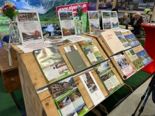 Prospektpräsentation am Messestand Urlaub in Südtirol