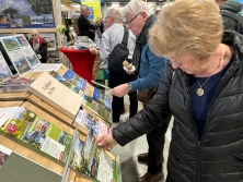 Prospektpräsentation am Messestand Urlaub in Südtirol