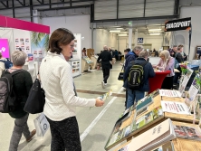 Prospektpräsentation am Messestand Urlaub in Südtirol