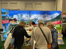 Prospektpräsentation am Messestand Urlaub in Südtirol