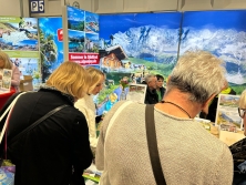 Prospektpräsentation am Messestand Urlaub in Südtirol