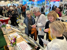 Prospektpräsentation am Messestand Urlaub in Südtirol