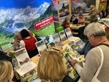 Prospektpräsentation am Messestand Urlaub in Südtirol