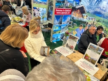 Prospektpräsentation am Messestand Urlaub in Südtirol