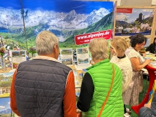 Prospektpräsentation am Messestand Urlaub in Südtirol