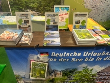 Prospektpräsentation am Messestand Urlaub in Deutschland