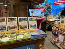 Prospektpräsentation Messestand Urlaub in den Alpen